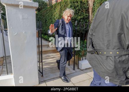 Der ehemalige Premierminister Boris Johnson verlässt heute Morgen sein Haus in London. Seine Kommentare werden aufmerksam verfolgt, da Kanzler Jeremy Hunt bald verstummt Stockfoto