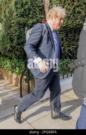 Der ehemalige Premierminister Boris Johnson verlässt heute Morgen sein Haus in London. Seine Kommentare werden aufmerksam verfolgt, da Kanzler Jeremy Hunt bald verstummt Stockfoto