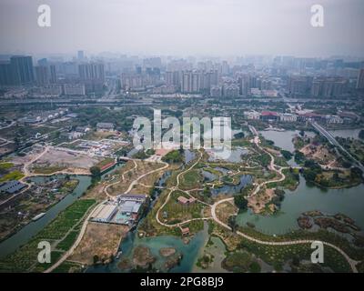 (230321) -- HANGZHOU, 21. März 2023 (Xinhua) -- Dieses Luftfoto wurde am 16. März 2023 aufgenommen und zeigt die Aussicht auf das Feuchtgebiet Sanyang in Wenzhou, Ostchina Provinz Zhejiang. Die Provinz Zhejiang hat das Wasserumweltmanagement als oberste Priorität im ökologischen Bau betrachtet, indem sie die Wasserqualität von Hunderten von Seen und Flüssen erhöht und an der Uferpromenade städtische Aktivitäten eingerichtet hat. (Xinhua/Jiang Han) Stockfoto