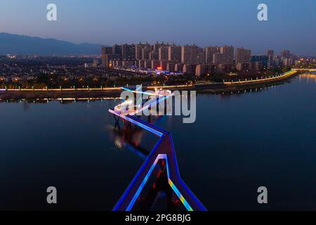 (230321) -- HANGZHOU, 21. März 2023 (Xinhua) -- Dieses Luftfoto wurde am 14. März 2023 aufgenommen und zeigt einen Blick auf den Fluss Dongyang im Bezirk Jindong in Jinhua, der Provinz Zhejiang im Osten Chinas. Die Provinz Zhejiang hat das Wasserumweltmanagement als oberste Priorität im ökologischen Bau betrachtet, indem sie die Wasserqualität von Hunderten von Seen und Flüssen erhöht und an der Uferpromenade städtische Aktivitäten eingerichtet hat. (Xinhua/Xu Yu) Stockfoto