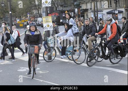 FRANKREICH. PARIS (75) 11TH. BEZIRK. PLACE DE LA BASTILLE. STAU VON FAHRRÄDERN AUF EINEM FAHRRADWEG. IMMER MEHR PARISER ZIEHEN IN ZWEI WOCHEN UM Stockfoto