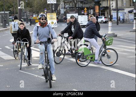 FRANKREICH. PARIS (75) 11TH. BEZIRK. PLACE DE LA BASTILLE. STAU VON FAHRRÄDERN AUF EINEM FAHRRADWEG. IMMER MEHR PARISER ZIEHEN IN ZWEI WOCHEN UM Stockfoto