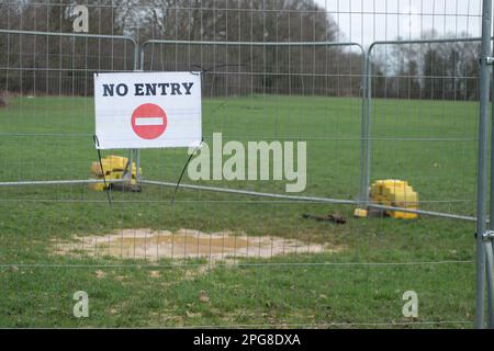 Ruislip, Großbritannien. 21. März 2023. Auf den Rugby-Plätzen im Ruislip Rugby Club ist ein neuer Fleck mit sprudelnder Flüssigkeit aufgetaucht, der Sicherheitsängste und -Sorgen bei den Einwohnern und den Benutzern des Rugby-Clubs hervorruft. Eine HS2-Hochgeschwindigkeitsbahntunnel-Bohrmaschine Tunnelbau in Richtung Euston unter dem Rugby-Club-Platz. HS2 haben der BBC mitgeteilt, dass Luft während des Tunnelbetriebs durch ein bereits bestehendes Bohrloch durch wasserdurchlässiges Gelände gedrängt worden zu sein scheint. Der Bereich wurde vorübergehend eingezäunt und bleibt sicher.“ HS2 Umweltlärm und Vibrationen wurden jedoch von Auftragnehmern gemessen Stockfoto