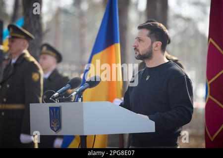 Moschun, Ukraine. 21. März 2023. Der ukrainische Präsident Wolodymyr Zelenskyy hält während einer Zeremonie an der Gedenkstätte der Engel des Sieges am 21. März 2023 in Moschun, Oblast Kiew, Ukraine, eine Rede. Kredit: Pool Photo/Pressestelle Des Ukrainischen Präsidenten/Alamy Live News Stockfoto