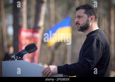 Moschun, Ukraine. 21. März 2023. Der ukrainische Präsident Wolodymyr Zelenskyy hält während einer Zeremonie an der Gedenkstätte der Engel des Sieges am 21. März 2023 in Moschun, Oblast Kiew, Ukraine, eine Rede. Kredit: Pool Photo/Pressestelle Des Ukrainischen Präsidenten/Alamy Live News Stockfoto