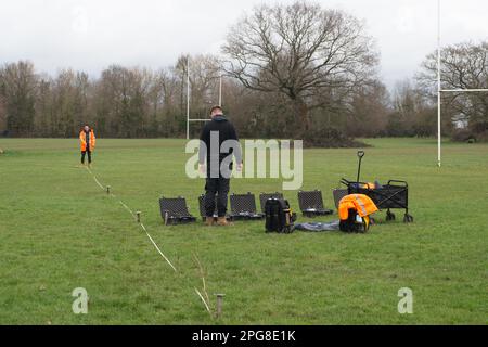 Ruislip, Großbritannien. 21. März 2023. Auf den Rugby-Plätzen im Ruislip Rugby Club ist ein neuer Fleck mit sprudelnder Flüssigkeit aufgetaucht, der Sicherheitsängste und -Sorgen bei den Einwohnern und den Benutzern des Rugby-Clubs hervorruft. Eine HS2-Hochgeschwindigkeitsbahntunnel-Bohrmaschine Tunnelbau in Richtung Euston unter dem Rugby-Club-Platz. HS2 haben der BBC mitgeteilt, dass Luft während des Tunnelbetriebs durch ein bereits bestehendes Bohrloch durch wasserdurchlässiges Gelände gedrängt worden zu sein scheint. Der Bereich wurde vorübergehend eingezäunt und bleibt sicher.“ HS2 Umweltlärm und Vibrationen wurden jedoch von Auftragnehmern gemessen Stockfoto