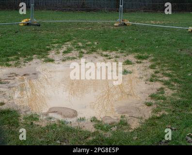 Ruislip, Großbritannien. 21. März 2023. Auf den Rugby-Plätzen im Ruislip Rugby Club ist ein neuer Fleck mit sprudelnder Flüssigkeit aufgetaucht, der Sicherheitsängste und -Sorgen bei den Einwohnern und den Benutzern des Rugby-Clubs hervorruft. Eine HS2-Hochgeschwindigkeitsbahntunnel-Bohrmaschine Tunnelbau in Richtung Euston unter dem Rugby-Club-Platz. HS2 haben der BBC mitgeteilt, dass Luft während des Tunnelbetriebs durch ein bereits bestehendes Bohrloch durch wasserdurchlässiges Gelände gedrängt worden zu sein scheint. Der Bereich wurde vorübergehend eingezäunt und bleibt sicher.“ HS2 Umweltlärm und Vibrationen wurden jedoch von Auftragnehmern gemessen Stockfoto