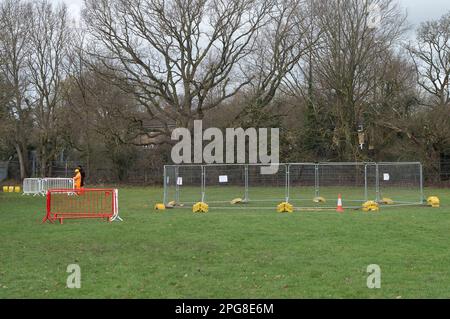 Ruislip, Großbritannien. 21. März 2023. Auf den Rugby-Plätzen im Ruislip Rugby Club ist ein neuer Fleck mit sprudelnder Flüssigkeit aufgetaucht, der Sicherheitsängste und -Sorgen bei den Einwohnern und den Benutzern des Rugby-Clubs hervorruft. HS2 Security folgte Walkern in der Nähe des Flüssigkeitpools und filmte sie. Kredit: Maureen McLean/Alamy Live News Stockfoto