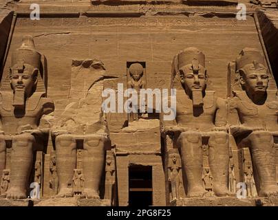 Vorderseite des Großen Tempels, erbaut 1255 v. Chr. in Abu Simbel im alten Nubien, Ägypten, vom langjährigen Pharao des Neuen Reiches der 19. Dynastie Ramesses II. Es wird von vier kolossalen Statuen von Ramesses dominiert, die sitzen und die Doppelkrone von Ober- und Unterägypten tragen. Zu Füßen der kolosse stehen kleine Figuren, die Ramses’ Kinder, seine Königin Nefertari und seine Mutter Muttuy (Mut-tuy, oder Queen Ti). Stockfoto