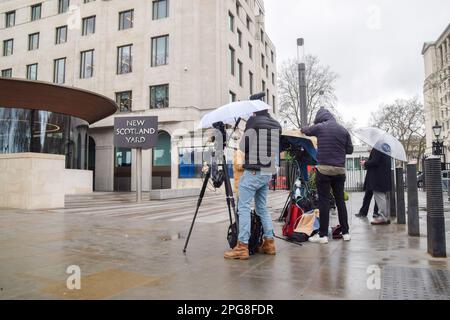 London, Großbritannien. 21. März 2023 Medien außerhalb von New Scotland Yard im Anschluss an die Ergebnisse des Berichts von Baroness Louise Casey über die Metropolitan Police, in dem die Truppe als „institutionell rassistisch, frauenfeindlich und homophob“ beschrieben wird. Kredit: Vuk Valcic/Alamy Live News Stockfoto