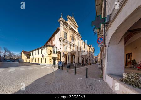 Racconigi; Cuneo; Italien - 10. März; 2023: Entsezzte Kirche der Konfrontation Santa Croce in der Via Francesco Morosini und die Arkaden der St. Stockfoto