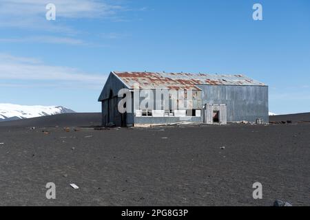 Verlassener Flugzeughalter in Whalers Bay auf Deception Island (aktiver Vulkan) - Antarktis Stockfoto