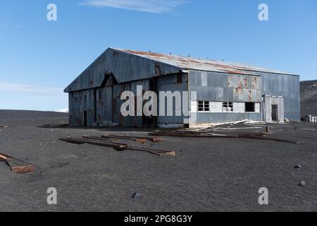 Verlassener Flugzeughalter in Whalers Bay auf Deception Island (aktiver Vulkan) - Antarktis Stockfoto