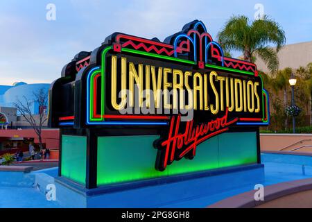LOS ANGELES, KALIFORNIEN - 19. JANUAR 2023: Universal Studios Hollywood Schild im berühmten Freizeitpark Stockfoto