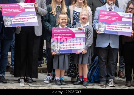 London, Großbritannien. 21. März 2023. World Down Syndrome Day (WDSD) wird in Downing Street, London, UK, gefeiert. Kredit: Ian Davidson/Alamy Live News Stockfoto