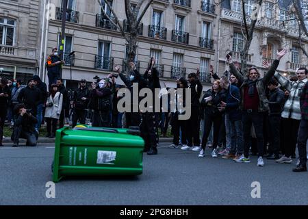 Paris, Frankreich. 20. März 2023. Demonstranten singen während der Demonstration Slogans. Hunderte von Menschen versammelten sich am Place Vauban in Paris, für eine weitere Protestwelle, nachdem Macron die Reform der Renten mit Artikel 49,3 der französischen Verfassung erzwang, zur gleichen Zeit wie die beiden Mißtrauensanträge, die nach diesem Artikel ausgelöst wurden, Die in der Nationalversammlung vorgestellten Anträge wurden abgelehnt. Kredit: SOPA Images Limited/Alamy Live News Stockfoto