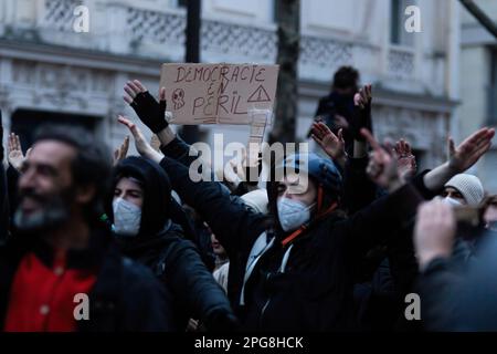 Paris, Frankreich. 20. März 2023. Demonstranten singen während der Demonstration Slogans. Hunderte von Menschen versammelten sich am Place Vauban in Paris, für eine weitere Protestwelle, nachdem Macron die Reform der Renten mit Artikel 49,3 der französischen Verfassung erzwang, zur gleichen Zeit wie die beiden Mißtrauensanträge, die nach diesem Artikel ausgelöst wurden, Die in der Nationalversammlung vorgestellten Anträge wurden abgelehnt. Kredit: SOPA Images Limited/Alamy Live News Stockfoto