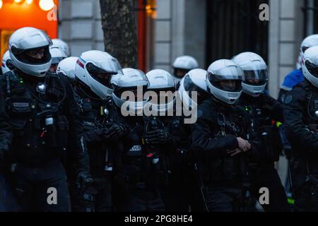 Paris, Frankreich. 20. März 2023. Ein Polizeikommando, das während des Protests gesehen wurde. Hunderte von Menschen versammelten sich am Place Vauban in Paris, für eine weitere Protestwelle, nachdem Macron die Reform der Renten mit Artikel 49,3 der französischen Verfassung erzwang, zur gleichen Zeit wie die beiden Mißtrauensanträge, die nach diesem Artikel ausgelöst wurden, Die in der Nationalversammlung vorgestellten Anträge wurden abgelehnt. Kredit: SOPA Images Limited/Alamy Live News Stockfoto