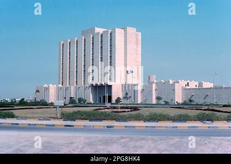 Abu Dhabi UAE 1976 - Abu Dhabi Hilton Hotel, eröffnet von Scheich Zayed im Jahr 1973 (jetzt Radisson Blue Hotel & Resort). Archivbild aus der Corniche in Abu Dhabi, Vereinigte Arabische Emirate Stockfoto