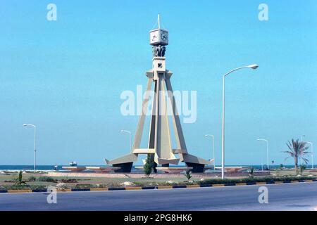 Abu Dhabi VAE 1976 – Uhrenturm im Kreisverkehr an der Kreuzung von Corniche und Airport Road (jetzt Sheikh Rashid bin Saeed Street) in Abu Dhabi, Vereinigte Arabische Emirate Stockfoto