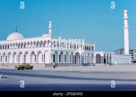 Abu Dhabi VAE 1976 – die ursprüngliche große Moschee zwischen Airport Road (jetzt Sheikh Rashid bin Saeed Street) und Zayed First Street in Abu Dhabi, Vereinigte Arabische Emirate Stockfoto