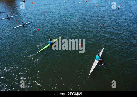 Training der Ruderer auf Kajaks und Kanus auf dem Ruderkanal. Draufsicht Stockfoto