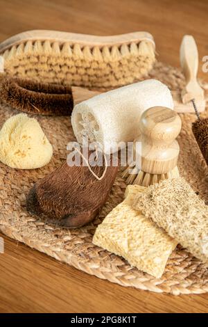 Sammlung verschiedener Reinigungsbürsten und -Schwämme aus verschiedenen Naturstoffen in der Hausküche. Kokosnuss, Sisal, Bambus, Holzfasern, Meeresschwamm. Stockfoto