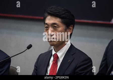 Nonthaburi, Thailand. 21. März 2023. Eiichi Koito, President und CEO von Mitsubishi Motors Thailand, wurde während einer Pressekonferenz auf der Veranstaltung gesehen. Die Bangkok International Motor Show 44. fand auf der Impact Muang Thong in Nonthaburi statt, wo mehr als 40 führende Automobilhersteller ihre Automobilprodukte und -Technologien ausstellten, darunter die neuen Elektrofahrzeuge in der jährlichen Automobilausstellung. Kredit: SOPA Images Limited/Alamy Live News Stockfoto