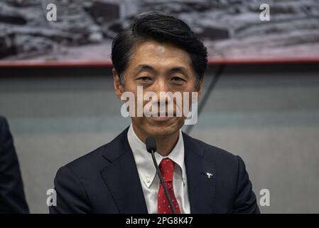 Nonthaburi, Thailand. 21. März 2023. Eiichi Koito, President und CEO von Mitsubishi Motors Thailand, wurde während einer Pressekonferenz auf der Veranstaltung gesehen. Die Bangkok International Motor Show 44. fand auf der Impact Muang Thong in Nonthaburi statt, wo mehr als 40 führende Automobilhersteller ihre Automobilprodukte und -Technologien ausstellten, darunter die neuen Elektrofahrzeuge in der jährlichen Automobilausstellung. Kredit: SOPA Images Limited/Alamy Live News Stockfoto