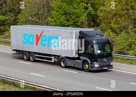 SPARER, Gesundheits-, Haus- und Kosmetikprodukte. 2018 Mercedes-Benz 1843LS 10766 Dieselmotor mit Automatikgetriebe; Fahrt auf der Autobahn M6, Großbritannien Stockfoto