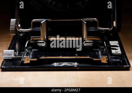 Details einer klassischen analogen Faltenbalgkamera mit schwarzem Hintergrund Stockfoto