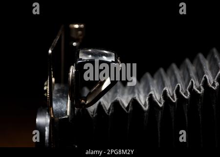 Details einer klassischen analogen Faltenbalgkamera mit schwarzem Hintergrund Stockfoto