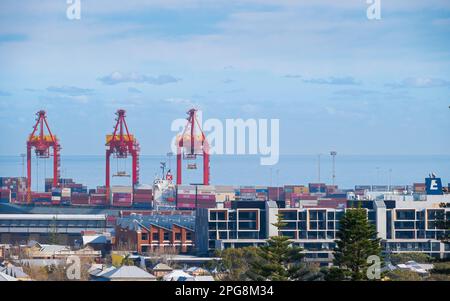 Fremantle, WA, Australien - Blick über den Hafen und die Docks mit Kränen Stockfoto