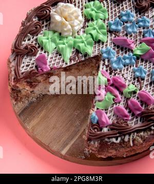 Ein Foto zeigt Kuchen ohne ein Stück auf einem Holzbrett Stockfoto