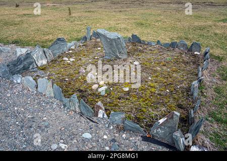 Ein heiliger Ort in der Altai-Steppe. Ein Ort der heidnischen Anbetung. Das Grab ist uralt. Stockfoto