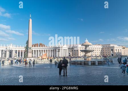 Vatikanstadt, Vatikan - 7. Dezember 2022: Petersplatz mit Vatikanobelisk. Stockfoto