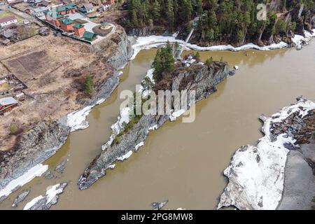 Eine kleine Hängebrücke mit Spalten auf der Rocky Mountains entlang, die Leute gehen auf Reisen zu den Sehenswürdigkeiten auf der Insel Patmos, Chem Stockfoto