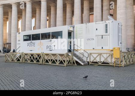 Vatikanstadt, Vatikan - 7. Dezember 2022: Mobiles Postamt im Staat Vatikanstadt auf dem Petersplatz. Stockfoto