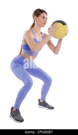 Eine sportliche Frau, die Squats mit Medizinball macht, isoliert auf weiß Stockfoto