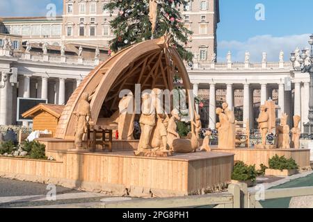 Geburtsszene und Weihnachtsbaum im Vatikan in St. Peters Platz. Stockfoto