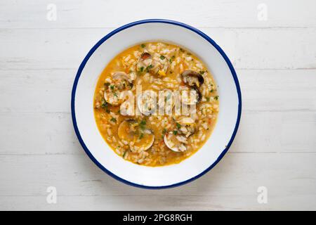 Reissuppe mit Muscheln. Traditionelles spanisches Rezept. Stockfoto