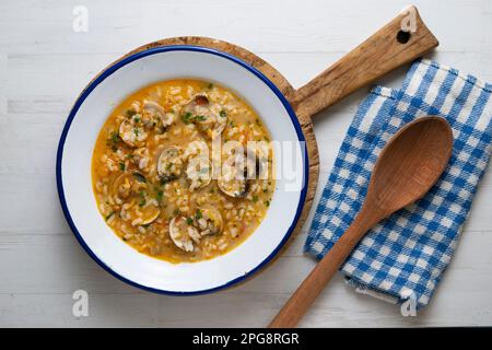 Reissuppe mit Muscheln. Traditionelles spanisches Rezept. Stockfoto