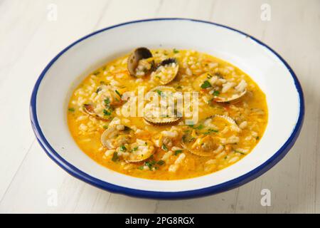 Reissuppe mit Muscheln. Traditionelles spanisches Rezept. Stockfoto