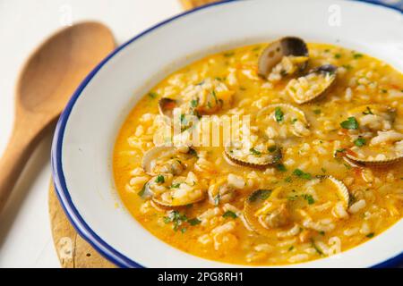 Reissuppe mit Muscheln. Traditionelles spanisches Rezept. Stockfoto