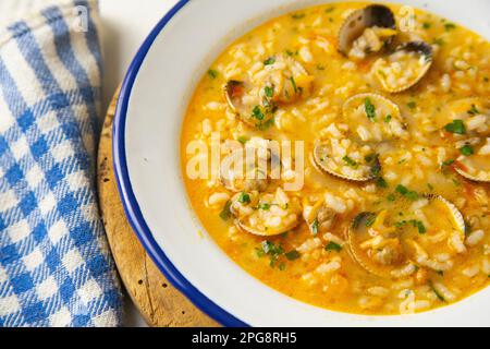 Reissuppe mit Muscheln. Traditionelles spanisches Rezept. Stockfoto