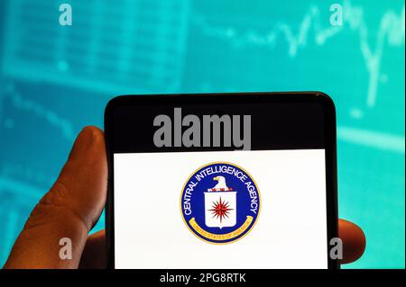 In dieser Fotoabbildung wird das Logo der American Central Intelligence Agency (CIA) auf einem Smartphone mit einer Grafik des Börsenindex im Hintergrund angezeigt. Stockfoto