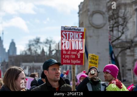 London, großbritannien, 21. märz 2023 Demonstranten marschieren mit Flaggen und Plakaten der National Education Union zur Unterstützung einer fairen Bezahlung in whitehall vor der Downing Street Credit Richard Lincoin?Alamy Live News Stockfoto