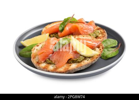 Köstliche Bruschettas mit Lachs und Pesto-Sauce auf weißem Hintergrund Stockfoto