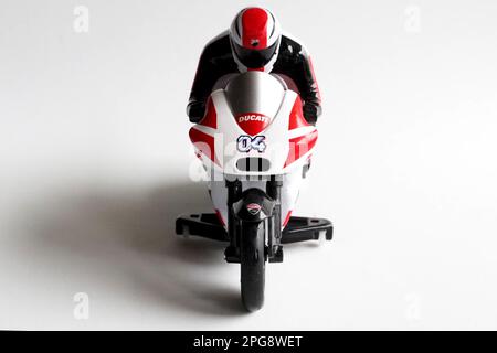 In dieser Abbildung. Modell der Motorradfahrerin der MotoGP-Weltmeisterschaft Andrea Dovizioso, die im Ducati-Team mitfährt. Stockfoto