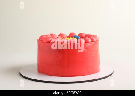 Süßer Bento-Kuchen mit leckerer Creme auf weißem Hintergrund Stockfoto